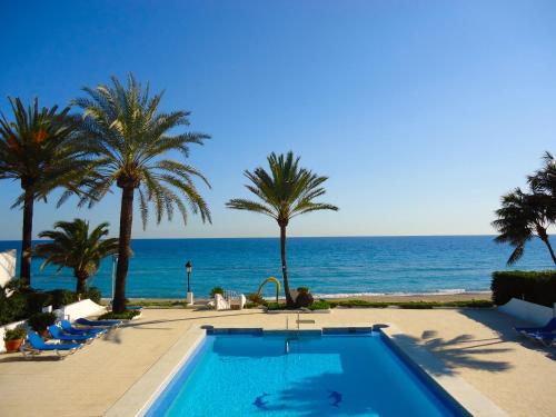 VILLA OVERLOOKING BEACH , Central, quiet, parking, swimming pool