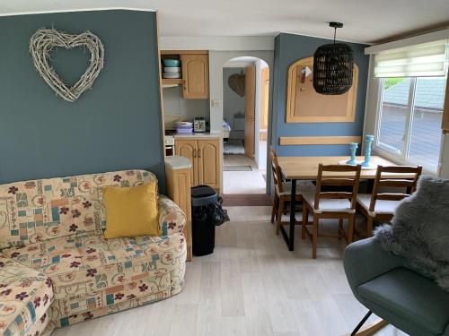 een woonkamer met een bank en een tafel bij RBR 1023 - Beach Resort Kamperland in Kamperland