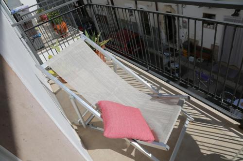 佩斯基奇的住宿－Madreselva，阳台的椅子和粉红色毛巾