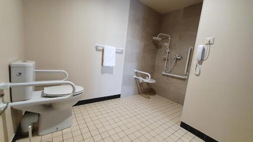 Kylpyhuone majoituspaikassa CAROUSEL HOTEL