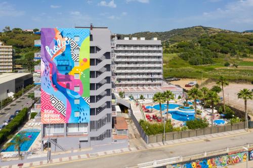 un bâtiment avec une fresque sur son côté dans l'établissement htop Olympic #htopEnjoy, à Calella