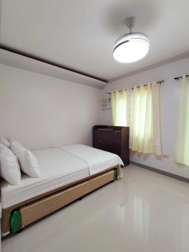 Tempat tidur dalam kamar di 29 Palm's Panglao Suites