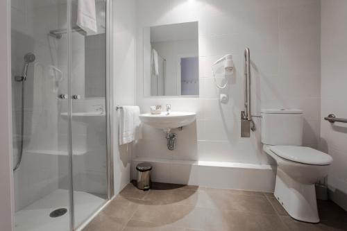 e bagno con servizi igienici, lavandino e doccia. di Outdoor Apartaments - Spot ad Andorra la Vella
