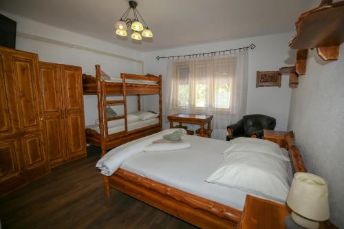 מיטה או מיטות קומותיים בחדר ב-Hunter