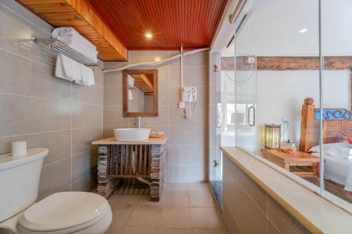 bagno con servizi igienici e lavandino di Lewo Guest House a Lijiang