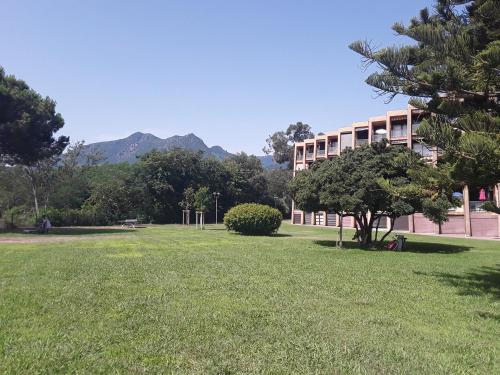 une grande pelouse avec un bâtiment en arrière-plan dans l'établissement Studio les pieds dans l'eau, à Santa-Lucia-di-Moriani