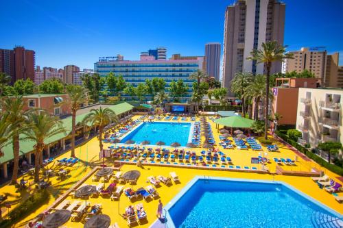 an overhead view of a large pool with chairs and people at Hotel Servigroup Pueblo Benidorm in Benidorm