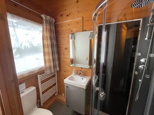 Ein Badezimmer in der Unterkunft Beautiful 5-bed chalet in Les Carroz d'Araches