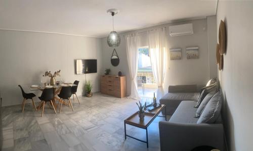 Posezení v ubytování Sofenias COSY APARTMENT / LOUTRAKI