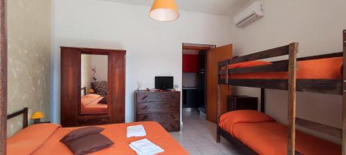 1 Schlafzimmer mit 2 Etagenbetten und einem Spiegel in der Unterkunft Al Cuore del Borgo in Castelmezzano