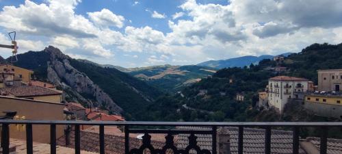 vistas a un valle con montañas y edificios en Al Cuore del Borgo, en Castelmezzano