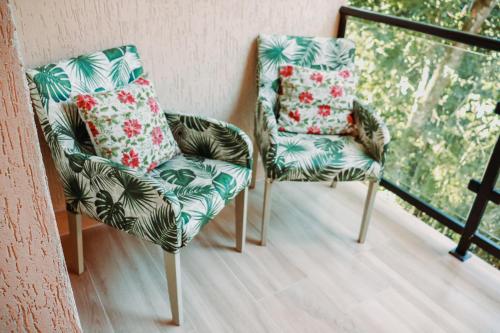 two chairs sitting next to each other on a balcony at Pousada Mirante do Penedo in Penedo
