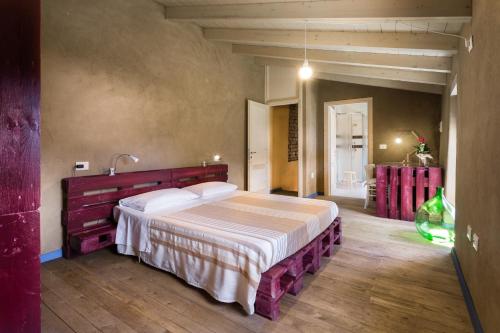 a bedroom with a large bed in a room at Ventanas in Villamassargia