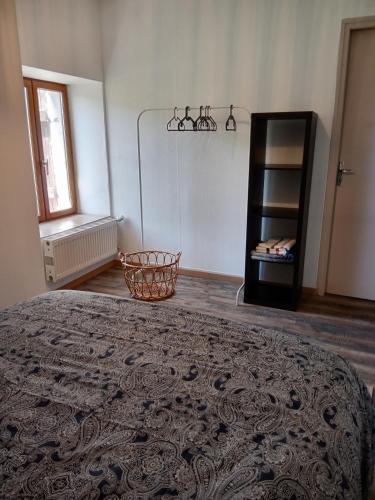 1 dormitorio con 1 cama grande y estante para libros en LE MARCEL appartement F1 de 24 m², en Choisey