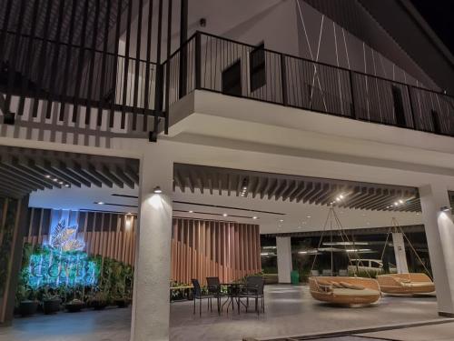 Un balcón o terraza de Ipoh The Cove Elegant Homestay Tambun