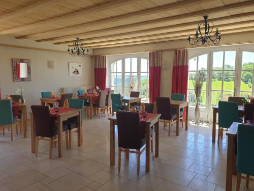 Εστιατόριο ή άλλο μέρος για φαγητό στο Logis Hôtel Restaurant & Spa les Remparts