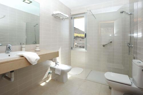 マスパロマスにあるSalobre Vista Golf 30のバスルーム(トイレ、洗面台、シャワー付)