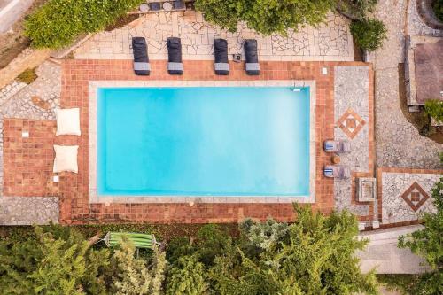 an overhead view of a brick swimming pool at Mani Tower by Olive Villa Rentals in Oítilon