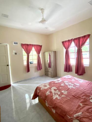 Tempat tidur dalam kamar di VILLA D' KEBUN WITH FREE FRUITS
