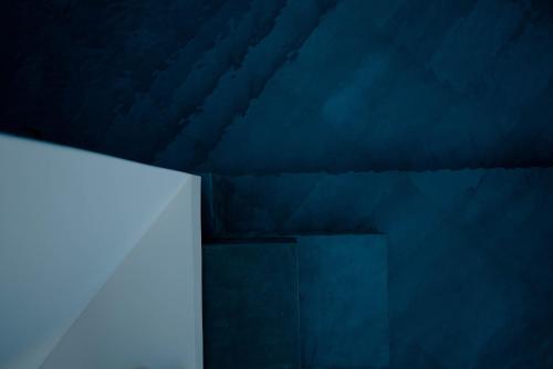 提諾斯的住宿－PNOĒS Tinos，一间空房间,拥有蓝色的墙壁和天花板