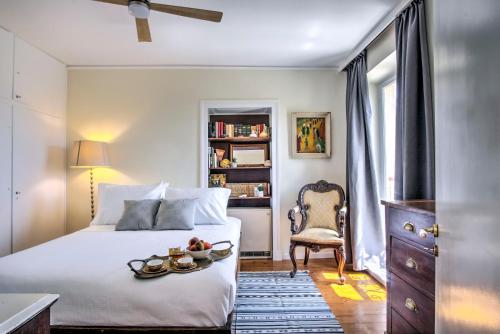 ein Schlafzimmer mit einem Bett mit einem Obstteller darauf in der Unterkunft Casa Rosina in Korfu-Stadt