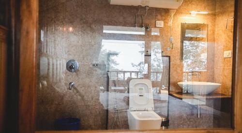 een badkamer met een toilet en een wastafel bij The Alnus Ravangla in Ravangla