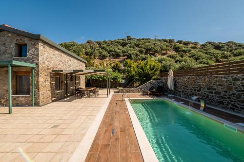 una casa con piscina accanto a un edificio di La Casa Verde a Epáno Dhris