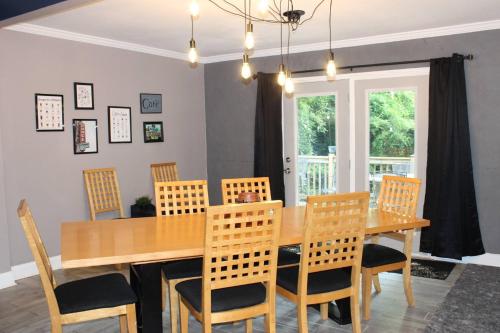 una sala da pranzo con tavolo e sedie in legno di Adair Park Bungalow ad Atlanta