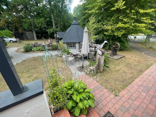 un jardín con mesa y sombrilla en Ferienwohnung im Landhaus Labes (Stechlinsee) en Neuglobsow