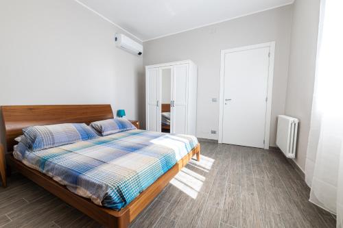 um quarto com uma cama num quarto branco em Sanremo Dream - Casa Camilla em Sanremo
