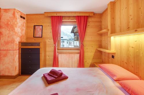 Schlafzimmer mit einem Bett und einem Fenster in der Unterkunft Baita dei ski app 1 in Livigno