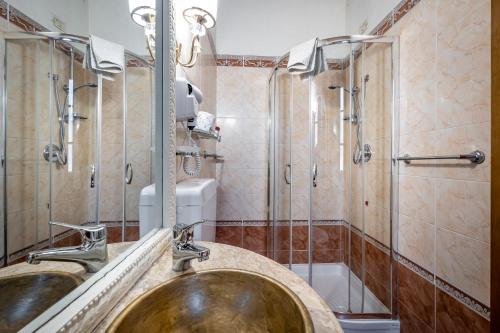 ein Bad mit einem Waschbecken und einer Dusche in der Unterkunft Katti House in Florenz