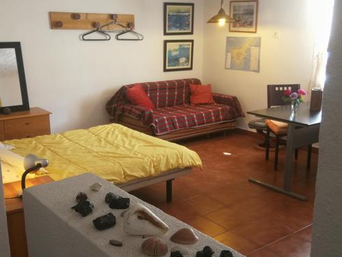 - un salon avec un canapé et une table dans l'établissement Naturaleza , tranquilidad, barbacoa....que mas!, à La Degollada