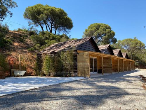 un granero de madera con un edificio en FALCOARIA de Santa Efigenia en Setúbal