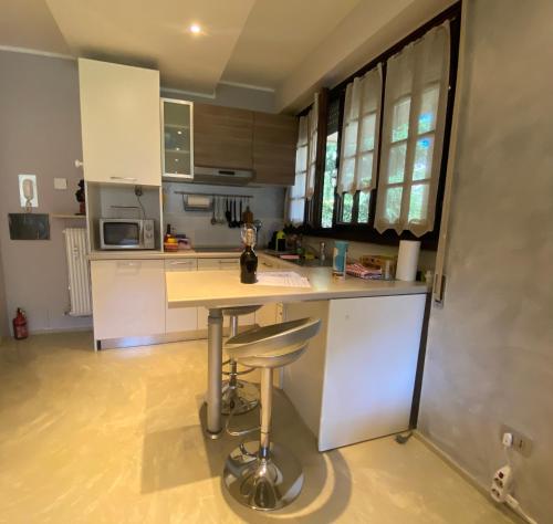 una cocina con encimera y taburete. en Bellagio cool flat, en Bellagio