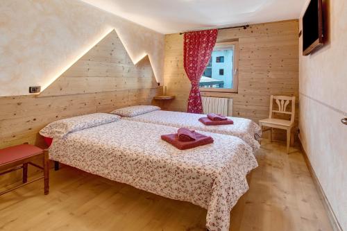 A bed or beds in a room at Baita dei ski app 2