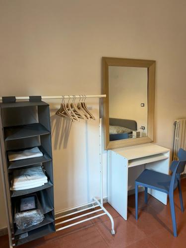 een kleedkamer met een bureau en een spiegel bij Casa Castagna Dependance Pisapia in Pontecagnano
