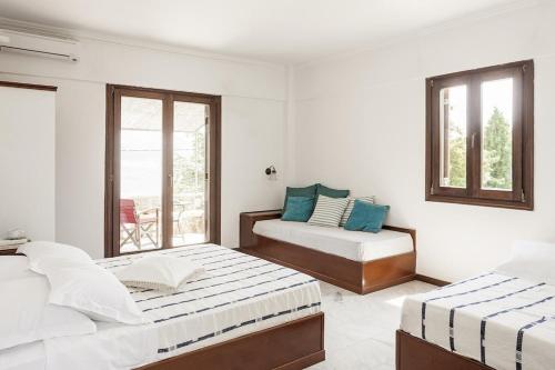 a bedroom with two beds and a window at Mani Tower by Olive Villa Rentals in Oítilon