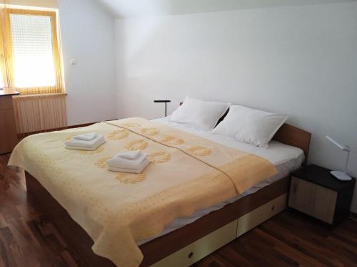 a bedroom with a large bed with towels on it at Casa Panoramic in Turda