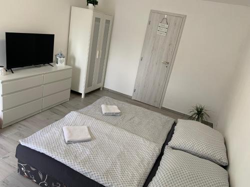 1 dormitorio con 1 cama con 2 toallas en Ubytování u Zelníčků en Chvalovice