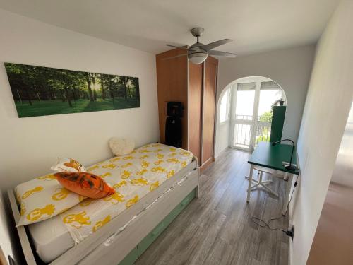 1 dormitorio con 1 cama y ventilador de techo en Costa Hispania 230, en Puerto Marino