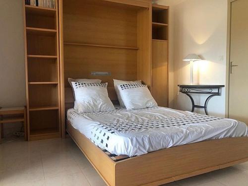 une chambre avec un lit et une étagère dans l'établissement Studio Cabine Vue Mer Rare Résidence Les Coteaux de la Nartelle Myosotis 252 - 7 jours Minimum, à Sainte-Maxime