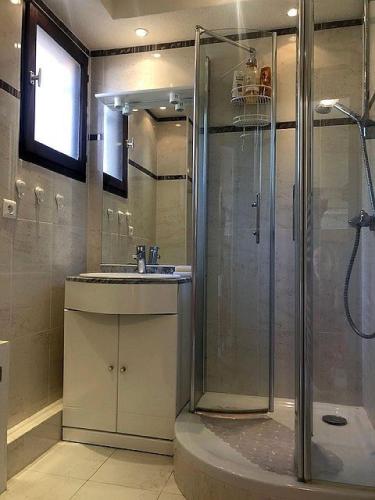 une salle de bain avec douche et lavabo dans l'établissement Studio Cabine Vue Mer Rare Résidence Les Coteaux de la Nartelle Myosotis 252 - 7 jours Minimum, à Sainte-Maxime