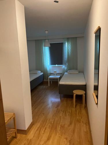 a small room with a bed and a window at Bed & Padel in Aavasaksa