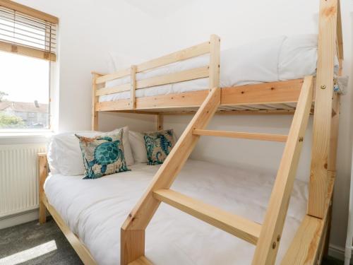 Etagenbett in einem Zimmer mit Etagenbett in der Unterkunft Seacider in Burnham on Sea