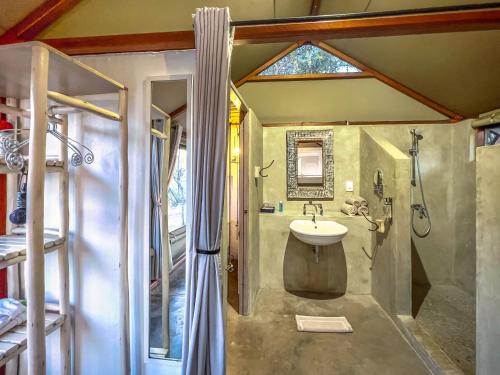 W łazience znajduje się umywalka i prysznic. w obiekcie Mushara Bush Camp w mieście Namutoni