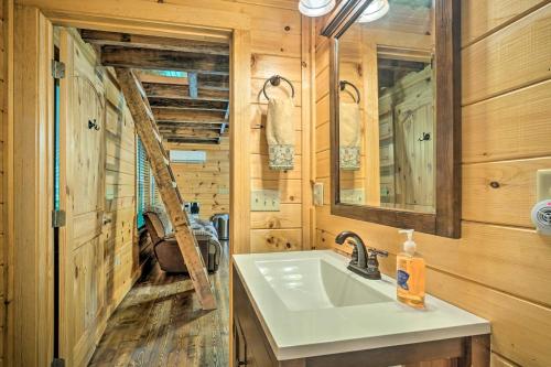 Ένα μπάνιο στο Peaceful Decatur Cabin with Grill and Fire Pit!