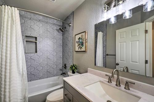 フラッグスタッフにあるModern Flagstaff Retreat about 4 Mi to Downtown!の洗面台、浴槽、トイレを備えたバスルーム