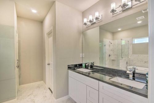 baño con 2 lavabos y espejo grande en Welcoming Texas City Home about 6 Mi to Beach!, en Texas City