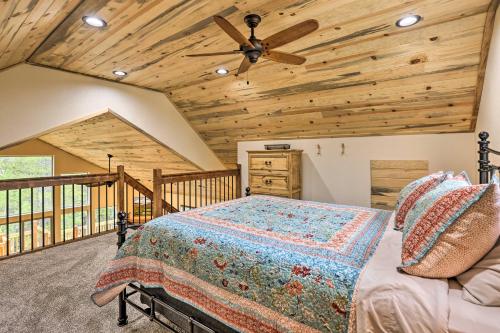Postel nebo postele na pokoji v ubytování Rocky Mountain Alma Cabin with Deck and Hot Tub!